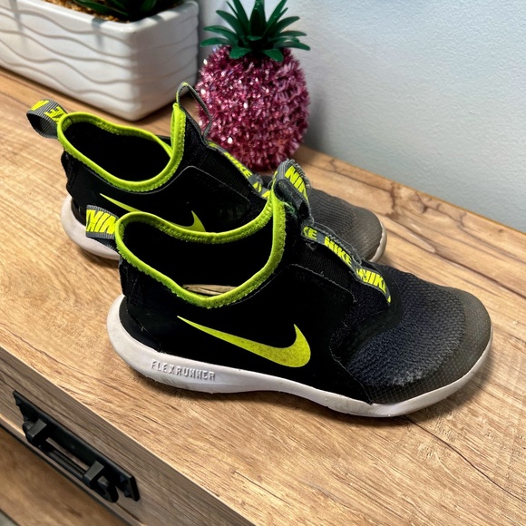 Nike Shoes Unisex Nike Flexrunner Sneakers Size Y Poshmark